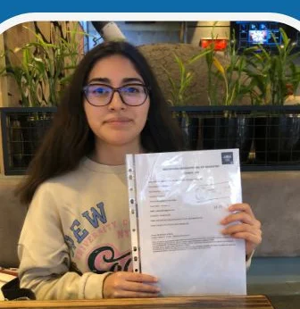 Estudiante de ArgenStudy con su documentación