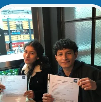 Dos estudiantes de ArgenStudy con su inscripción lista