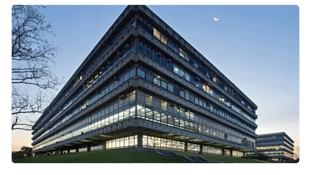 Edificio universitario moderno en Buenos Aires