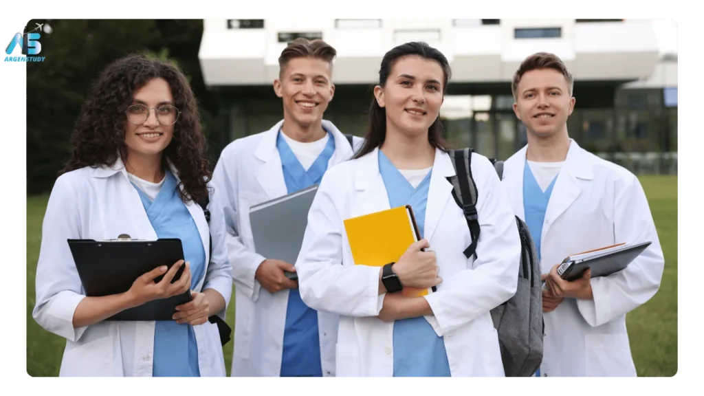 Estudiantes de Medicina con ambo y guardapolvo frente a una facultad