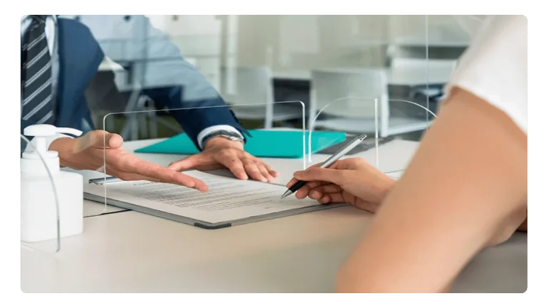 Firma de contrato en una asesoría para estudiar en Argentina