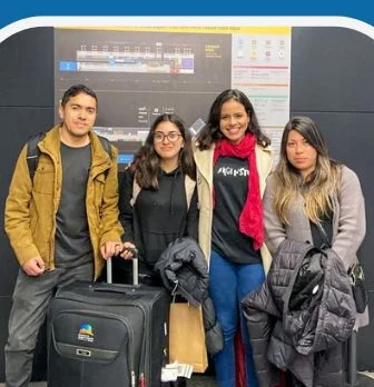 Estudiantes recién llegados a Buenos Aires con su equipaje